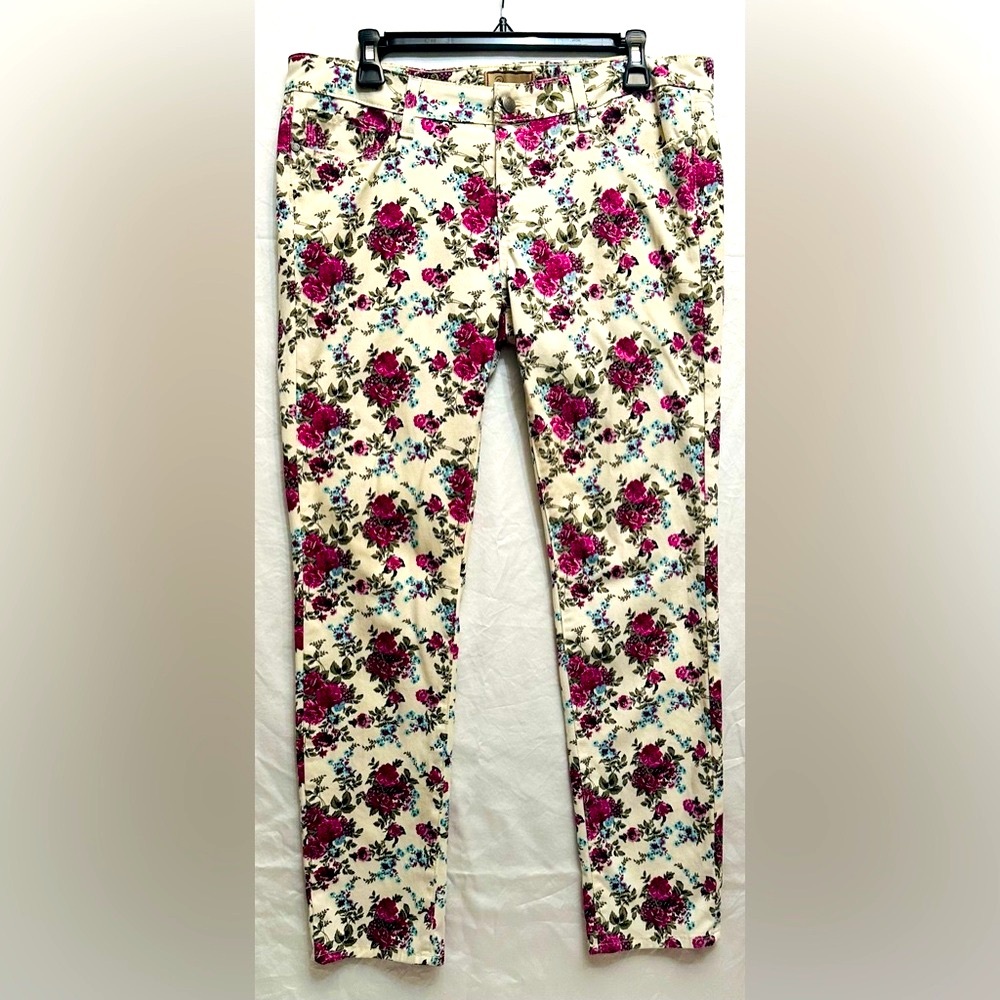 NWOT PAIGE Premium Denim Jeans SIZE 31. Peg Skinny Off-white and floral pattern.